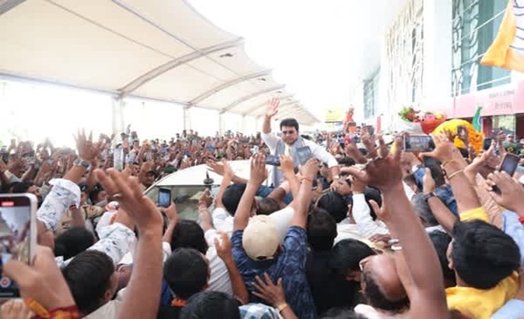 BJP workers greet MP Biplab Kumar Deb with grand welcome in Agartala